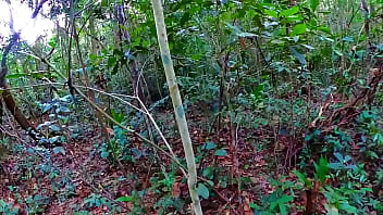 Putinha esfomeada mama rola grossa na floresta até gozar em largados e gozados