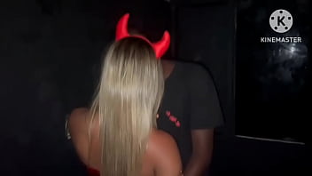 Esposa com negão sem camisinha na cabine do carícia