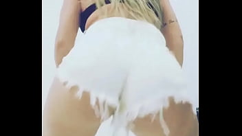 Loira dançando