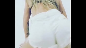 Loira dançando