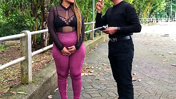 Preguntas calientes en la calle morena de gran culo folla por dinero