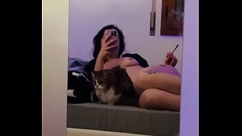 How many pussy can you see in the video