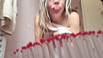 Safada e putinha se exibe em lugar que nao pode e janela aberta