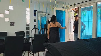 Merido vai para rua beber cerveja com os amigos e manda a sua mulher se virar com o aluguel e sua mulher paga o aluguel em troca de sexo