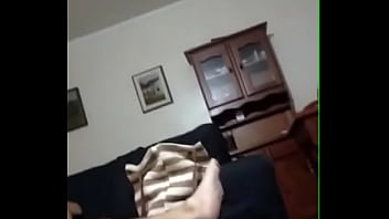 Meu marido chamou pra ir na casa do primo dele chegando la meu marido quis me comer na frente do primo pra ele ficar olhando e bater punheta