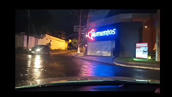 Tudo começou no carro depois levei essa casada pra levar rola grande e grossa no quarto diz ela que o marido adora limpar a porra que eu deixo dentro dela