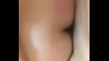 Muerde la almohada mientras le doy por el culo