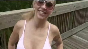 Mariana chupando o pau no cais