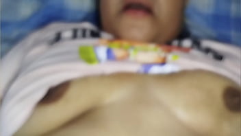 Mi asqueroso vecino viejo viene y se corre en mis tetas después de follarme el coño viene a jugar a la ps5 con mi novio pero termina follándome muy fuerte