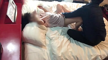 彼氏の親友と浮気s◯xでイキ狂う変態彼女