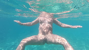 Ariela rider showing naked pussy in the sea