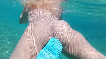 Ariela rider showing naked pussy in the sea