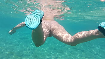 Ariela rider showing naked pussy in the sea