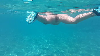 Ariela rider showing naked pussy in the sea