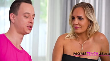 Blonde stepmom was worried stepson was too much of a noob to boobs