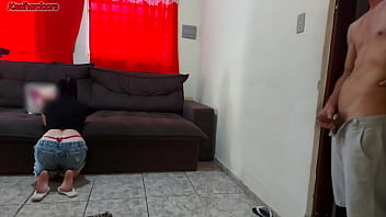 Garota indiana inocente é pega assistindo pornografia e é fodida pelo padrasto