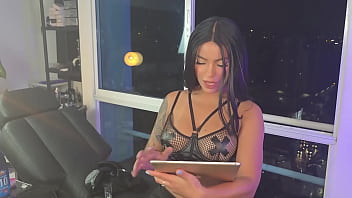 She thanks her tatto artist in a very naugthy way anissamiller