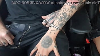 Olha o jeito que a safada pagou a corrida de taxi