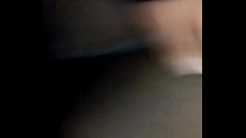 Haciendiole el perrito a una chica de piel de afro