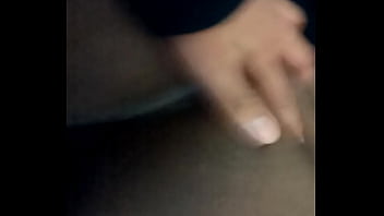 Haciendiole el perrito a una chica de piel de afro