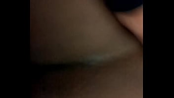 Haciendiole el perrito a una chica de piel de afro