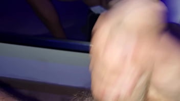 Alexander trova il telefono della sorellastra che lo riprende mentre si sega con un cazzo duro e grosso gli fa un video e sborra nel bicchiere bevi tutto sorellina