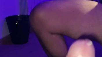 Alexander trova il telefono della sorellastra che lo riprende mentre si sega con un cazzo duro e grosso gli fa un video e sborra nel bicchiere bevi tutto sorellina