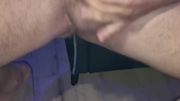 Alexander trova il telefono della sorellastra che lo riprende mentre si sega con un cazzo duro e grosso gli fa un video e sborra nel bicchiere bevi tutto sorellina