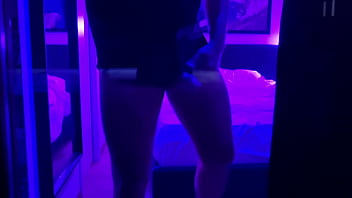 Alexander trova il telefono della sorellastra che lo riprende mentre si sega con un cazzo duro e grosso gli fa un video e sborra nel bicchiere bevi tutto sorellina