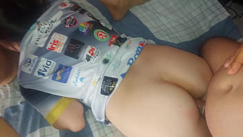 Esposa safada tira camisinha do marido pra ele gozar dentro da buceta da amiga