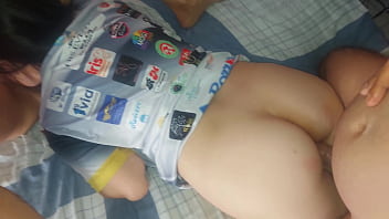 Esposa safada tira camisinha do marido pra ele gozar dentro da buceta da amiga