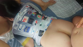 Esposa safada tira camisinha do marido pra ele gozar dentro da buceta da amiga