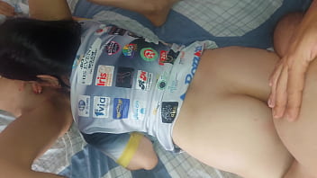 Esposa safada tira camisinha do marido pra ele gozar dentro da buceta da amiga