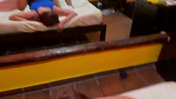 Recién dejada por su ex cornudo termina desquitándose con un desconocido que la hace gritar como nunca"