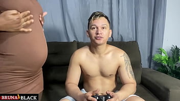 Enquanto ele joga vídeo game eu aproveito e tiro toda a minha roupa e fico peladinha pra ele fuder e gozar dentro da minha buceta quente
