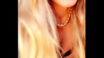 Met le son c'est bientôt noël fait toi plaisir avec moi