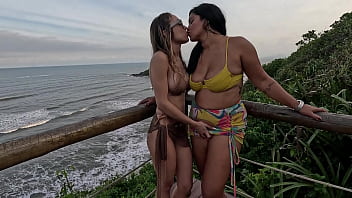 Putaria na priscila e nicoly duas safadas na praia para foder em público