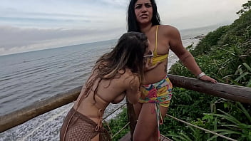 Putaria na priscila e nicoly duas safadas na praia para foder em público