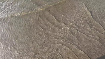 Putaria na priscila e nicoly duas safadas na praia para foder em público