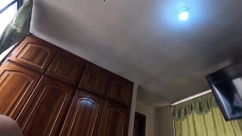 Madrastra fetichista de latex se come una gran verga negra