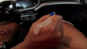 Motorista safada bate uma punheta gostosa dentro do carro