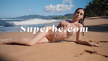 Her incredible body puts you over the edge superbe