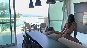 Cheguei da praia cheia de tesão e gozei gostoso no pau do bandido