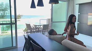 Cheguei da praia cheia de tesão e gozei gostoso no pau do bandido