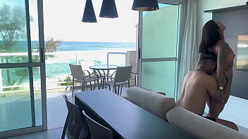 Cheguei da praia cheia de tesão e gozei gostoso no pau do bandido