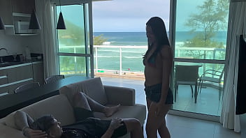 Cheguei da praia cheia de tesão e gozei gostoso no pau do bandido