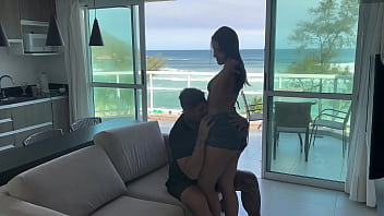 Cheguei da praia cheia de tesão e gozei gostoso no pau do bandido