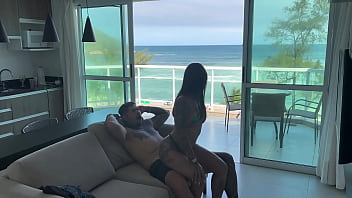 Cheguei da praia cheia de tesão e gozei gostoso no pau do bandido