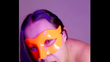 La mucama del bar hace videos masturbandose para vender a sus clientes 2