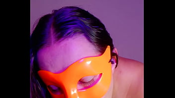 La mucama del bar hace videos masturbandose para vender a sus clientes 2